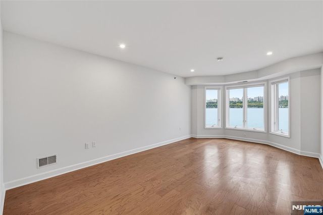 202 Adams Court F202, Edgewater, NJ 07020