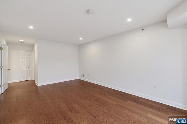 202 Adams Court F202, Edgewater, NJ 07020