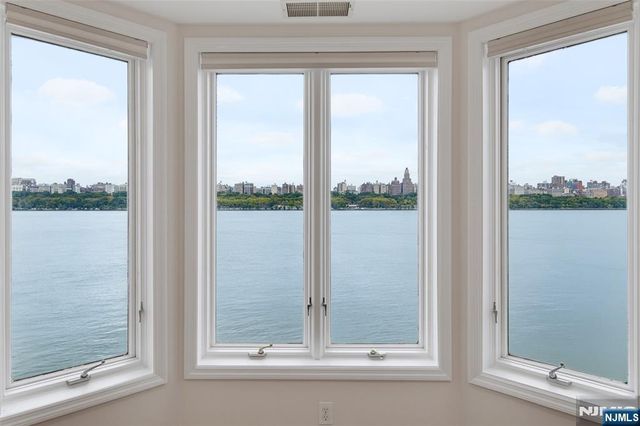 202 Adams Court F202, Edgewater, NJ 07020