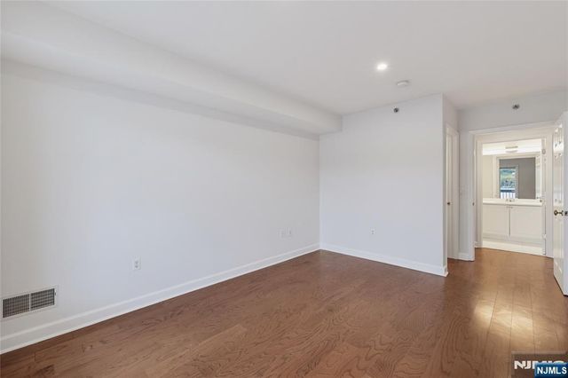 202 Adams Court F202, Edgewater, NJ 07020