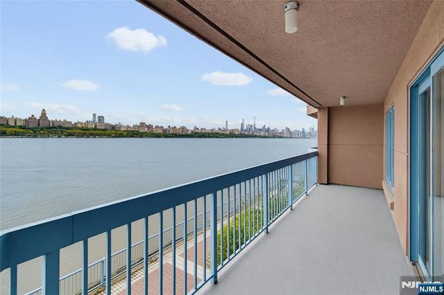 202 Adams Court F202, Edgewater, NJ 07020