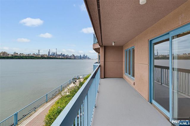 202 Adams Court F202, Edgewater, NJ 07020