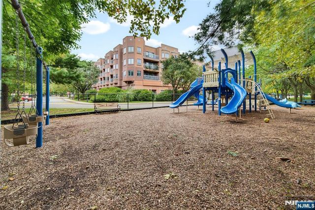 202 Adams Court F202, Edgewater, NJ 07020