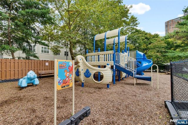 202 Adams Court F202, Edgewater, NJ 07020