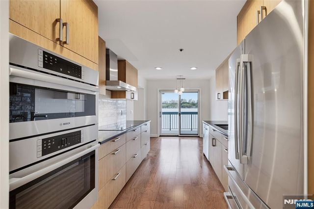 202 Adams Court F202, Edgewater, NJ 07020