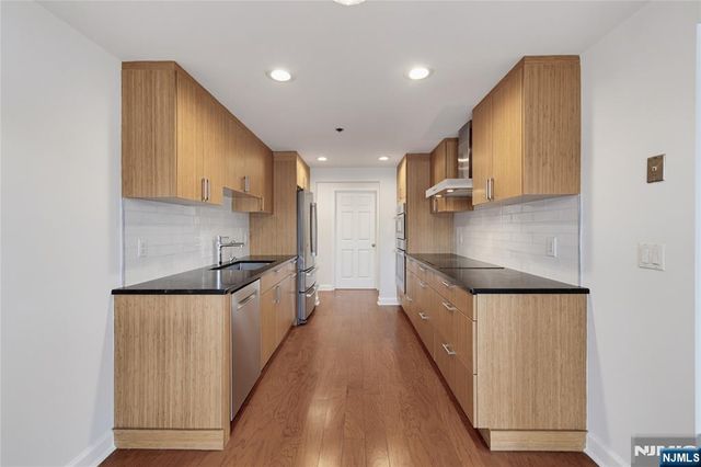 202 Adams Court F202, Edgewater, NJ 07020