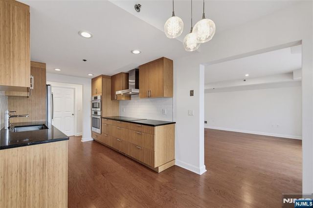 202 Adams Court F202, Edgewater, NJ 07020