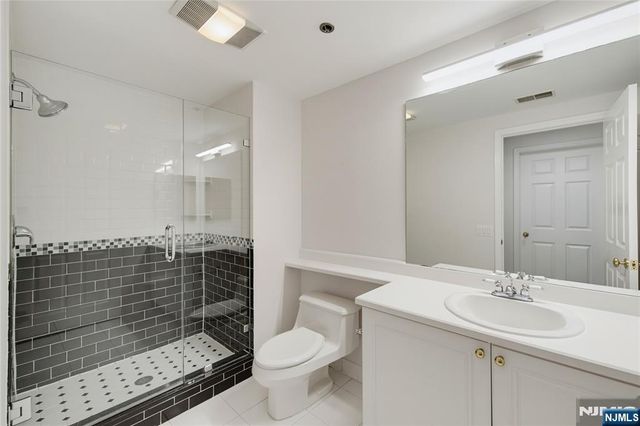 202 Adams Court F202, Edgewater, NJ 07020
