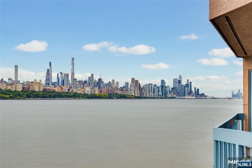 202 Adams Court F202, Edgewater, NJ 07020
