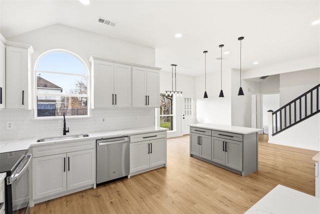 208 W Glen Meadow Drive, Red Oak, TX 75154