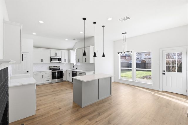 208 W Glen Meadow Drive, Red Oak, TX 75154