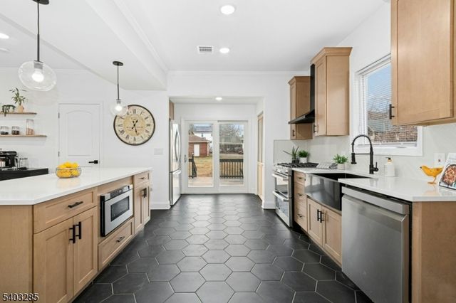 721 Summit St, Linden City, NJ 07036