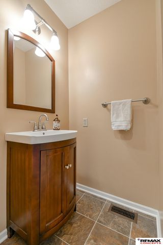 7400 Karl Drive, Lincoln, NE 68516
