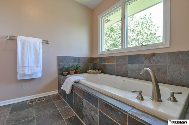 7400 Karl Drive, Lincoln, NE 68516