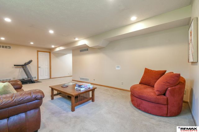 7400 Karl Drive, Lincoln, NE 68516