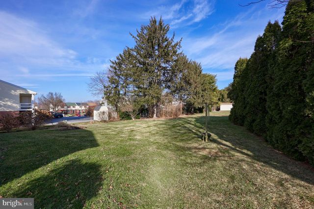 5 ORIOLE DR, Ephrata, PA 17522