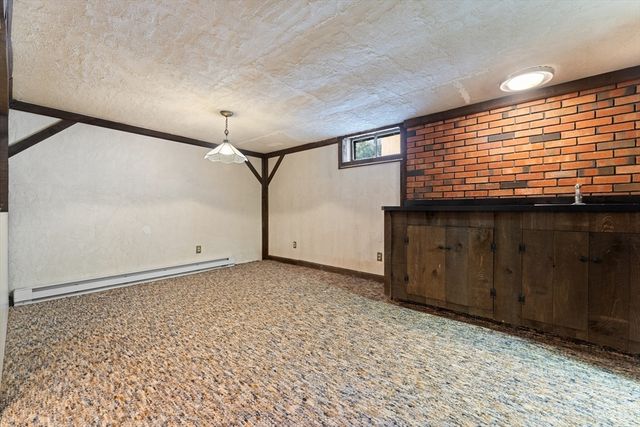 35 Dustin St, Worcester, MA 01604