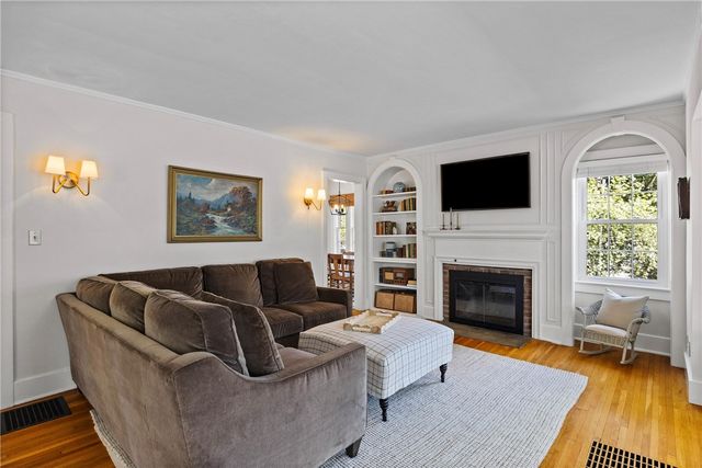 340 Cobbs Hill Dr, Rochester, NY 14610