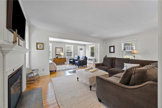 340 Cobbs Hill Dr, Rochester, NY 14610