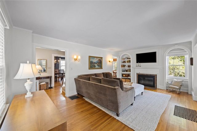 340 Cobbs Hill Dr, Rochester, NY 14610