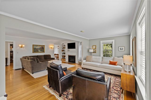 340 Cobbs Hill Dr, Rochester, NY 14610