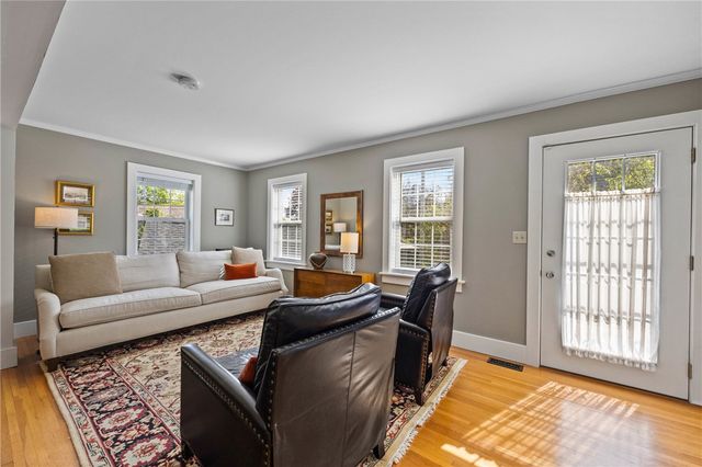 340 Cobbs Hill Dr, Rochester, NY 14610