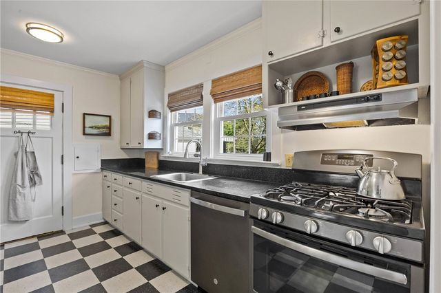 340 Cobbs Hill Dr, Rochester, NY 14610