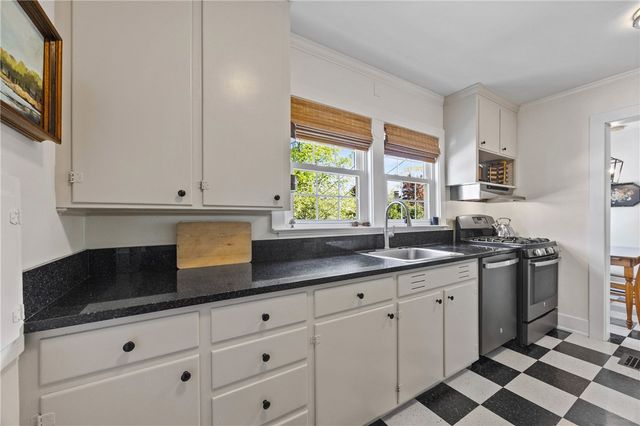340 Cobbs Hill Dr, Rochester, NY 14610