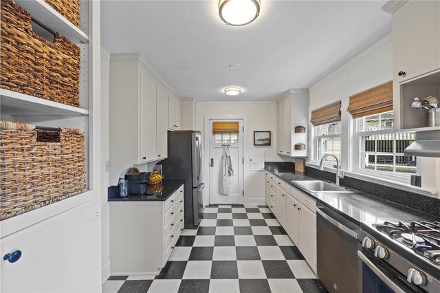 340 Cobbs Hill Dr, Rochester, NY 14610