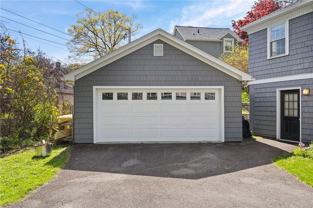 340 Cobbs Hill Dr, Rochester, NY 14610