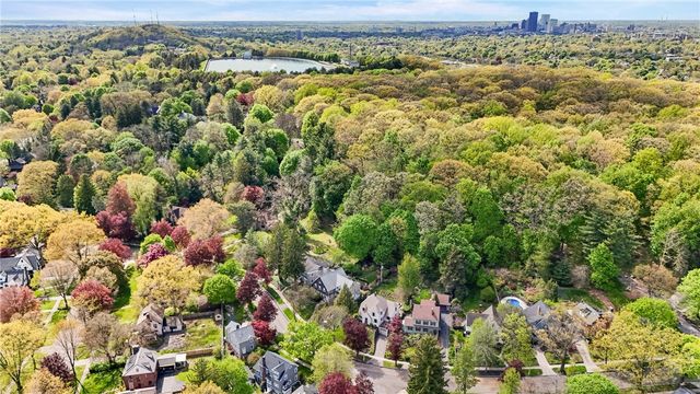 340 Cobbs Hill Dr, Rochester, NY 14610