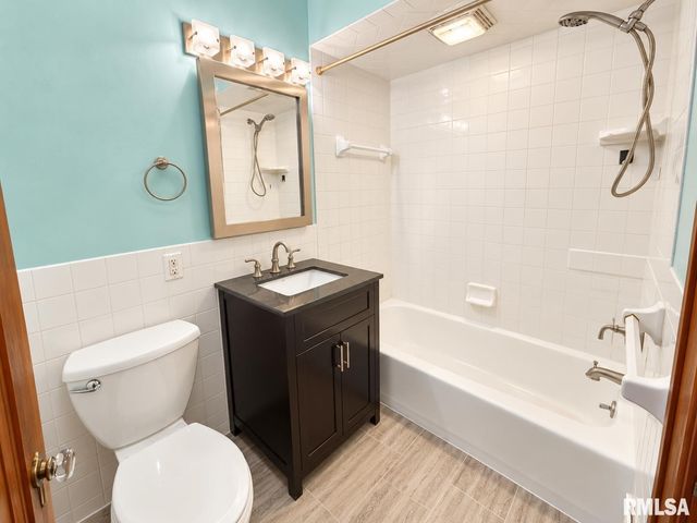 823 W MEADOWS Place, Peoria, IL 61604