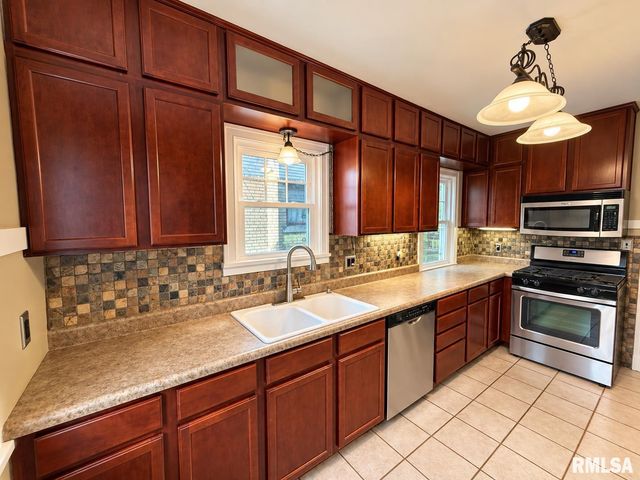 823 W MEADOWS Place, Peoria, IL 61604