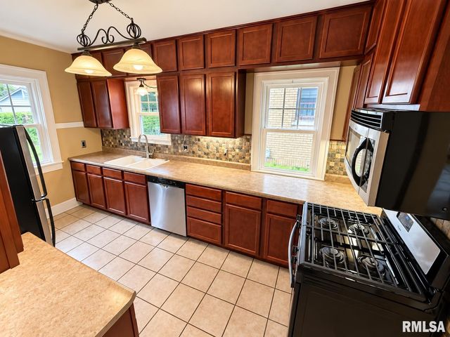 823 W MEADOWS Place, Peoria, IL 61604