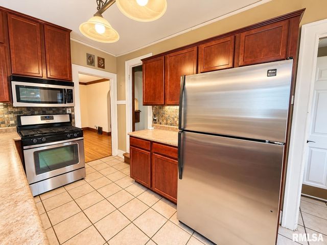 823 W MEADOWS Place, Peoria, IL 61604