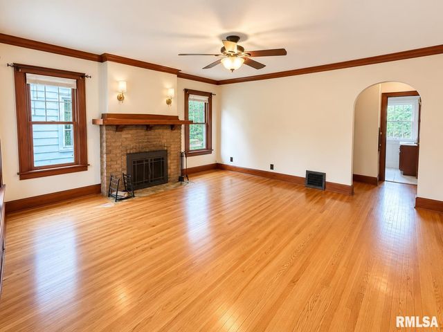 823 W MEADOWS Place, Peoria, IL 61604