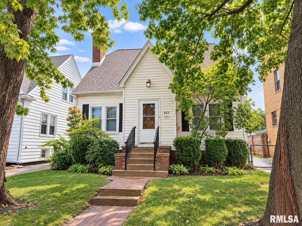 823 W MEADOWS Place, Peoria, IL 61604