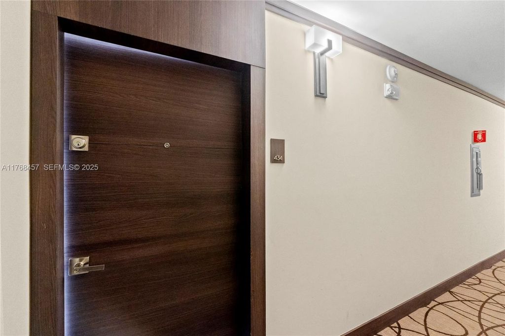20505 E Country Club Drive 434, Aventura, FL 33180