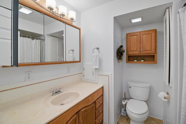 3060 E Stonefield DRIVE, Oak Creek, WI 53154