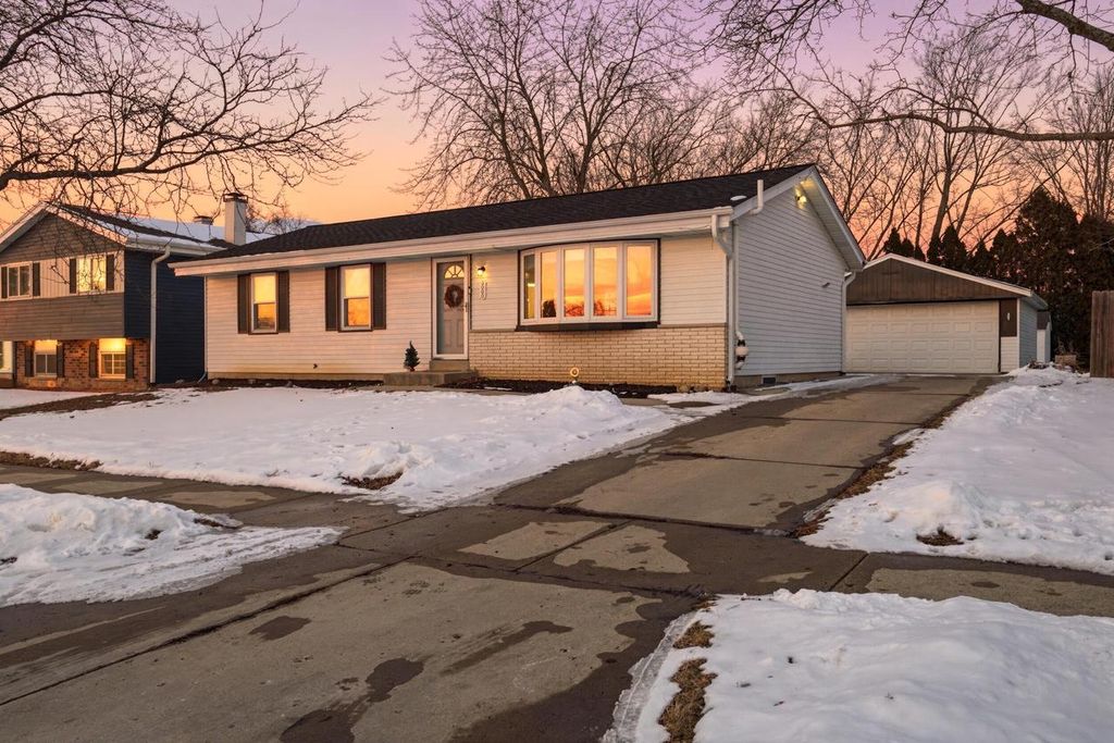 3060 E Stonefield DRIVE, Oak Creek, WI 53154