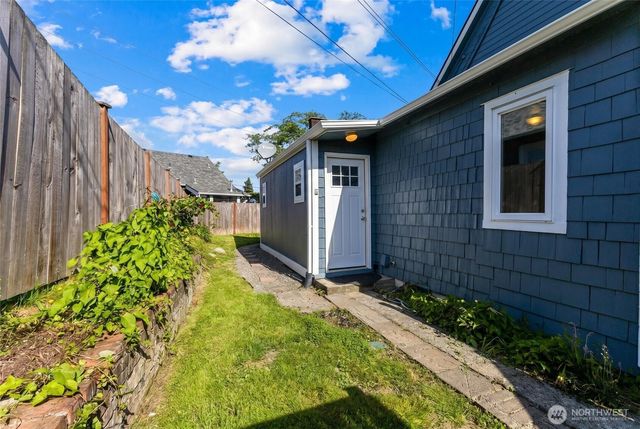 1102 N Sheridan Avenue, Tacoma, WA 98403