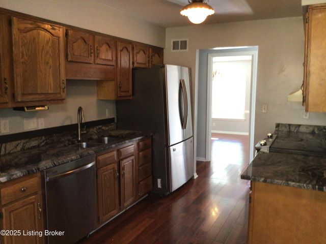 9203 Windsor Park Dr, Louisville, KY 40272