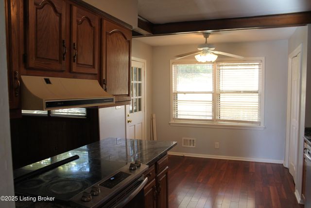 9203 Windsor Park Dr, Louisville, KY 40272