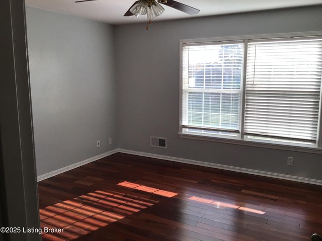 9203 Windsor Park Dr, Louisville, KY 40272