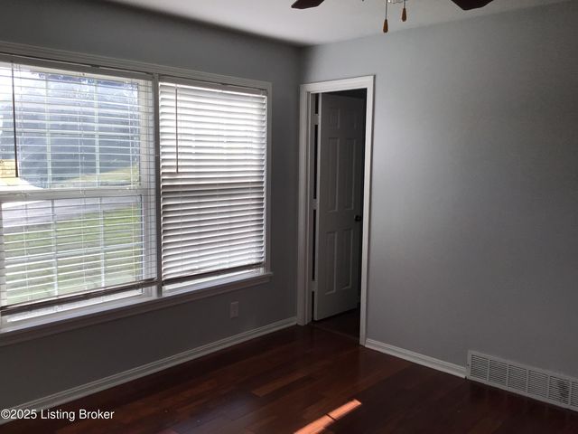 9203 Windsor Park Dr, Louisville, KY 40272