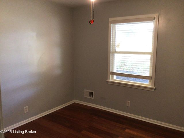 9203 Windsor Park Dr, Louisville, KY 40272