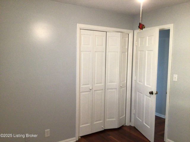 9203 Windsor Park Dr, Louisville, KY 40272