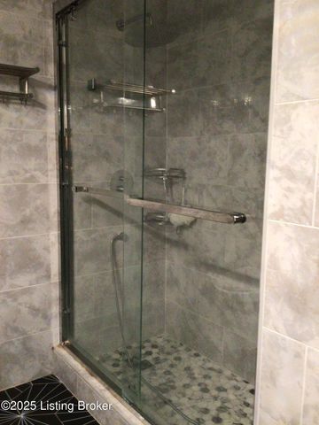 9203 Windsor Park Dr, Louisville, KY 40272