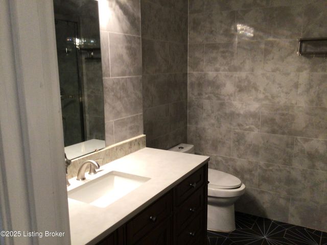 9203 Windsor Park Dr, Louisville, KY 40272