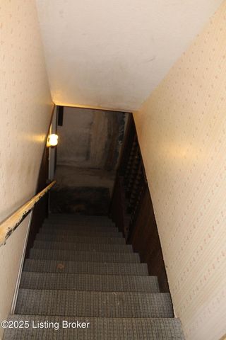 9203 Windsor Park Dr, Louisville, KY 40272